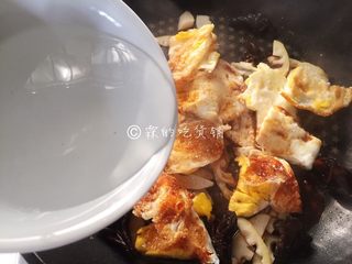 12、小炒荷包蛋,再倒入少量清水，盖上锅盖炖煮2分钟左右。
