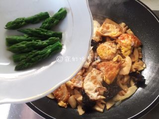 13、小炒荷包蛋,最后把芦笋尖倒入，翻炒均匀后关火装盘。