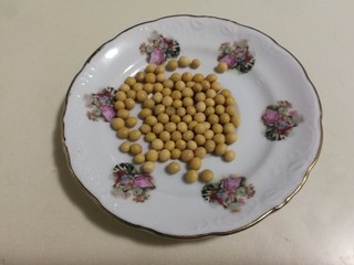 1、花生杂豆浆,黄豆挑去破口豆子，因为夏天了破口豆子容易霉变