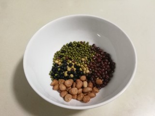 6、花生杂豆浆,将所有食材放到一起