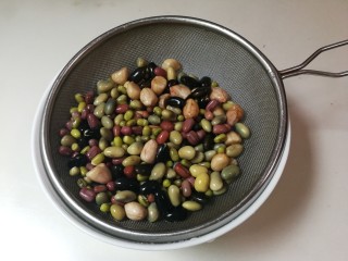 8、花生杂豆浆,豆子和花生都泡饱满了，冲洗沥掉水（豆子浸泡饱满打豆浆味道好）