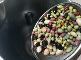 9、花生杂豆浆,放入豆浆机里面