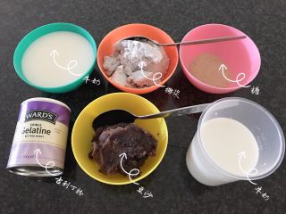 1、草莓椰浆豆沙羊羹,准备食材:椰浆+豆沙+牛奶+糖+吉利丁粉