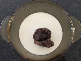 4、草莓椰浆豆沙羊羹,把豆沙加进来,