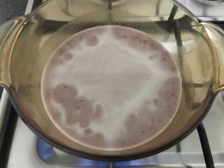 5、草莓椰浆豆沙羊羹,搅拌均匀开小火煮至微热,