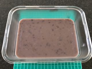 7、草莓椰浆豆沙羊羹,装入可以冷冻食品的容器里,进入冷藏室冷藏,