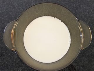 8、草莓椰浆豆沙羊羹,再洗净锅,倒入200g的牛奶,