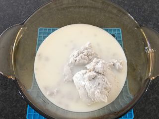 9、草莓椰浆豆沙羊羹,把椰蓉加进来,搅拌均匀,