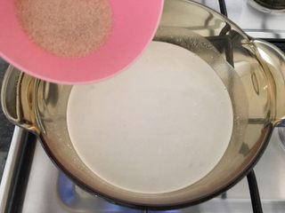 10、草莓椰浆豆沙羊羹,开小火,一边搅拌一边加入糖,