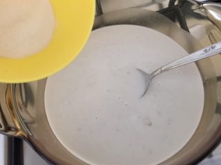 11、草莓椰浆豆沙羊羹,再慢慢倒入吉利丁粉,搅拌至吉利丁粉完全融化,