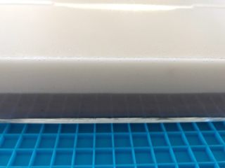 12、草莓椰浆豆沙羊羹,然后把刚才进入冷藏室的豆沙羹拿出来,在结冻的豆沙羹上面,慢慢倒入椰蓉羹,