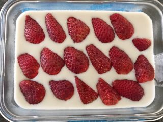 13、草莓椰浆豆沙羊羹,在最上面加入草莓,