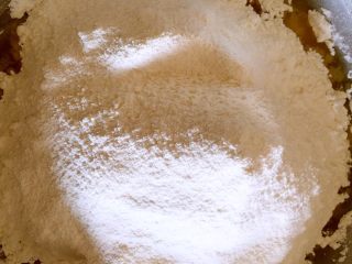 1、广式绿豆沙蛋黄月饼＋#中秋食饼记#,转化糖浆，枧水，玉米油混合搅拌均匀。然后低粉，吉士粉过筛搅拌均匀。