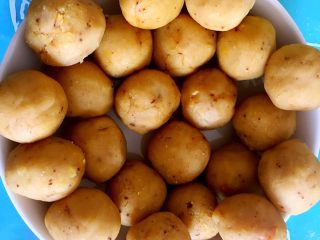 5、广式绿豆沙蛋黄月饼＋#中秋食饼记#,绿豆糕等份分成25g一个，并搓成小球。