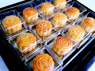 12、广式绿豆沙蛋黄月饼＋#中秋食饼记#,刚烤好的月饼很硬是不能吃的。晾凉，包装，等过两三天回油变软了就可以吃了。