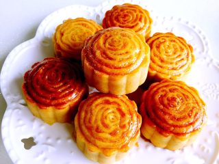 13、广式绿豆沙蛋黄月饼＋#中秋食饼记#,成品图，秀一下。