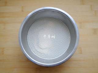 1、老字号甜咸味椒盐油酥金丝饼,干酵母放入约40度温水中,搅拌匀静置5分钟,这样可以有效激发酵母活性,在天冷的时候这个步骤不能省略,有助于面团快速发酵。