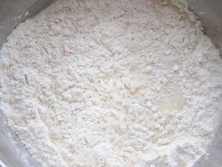 2、老字号甜咸味椒盐油酥金丝饼,面粉和白糖混合,倒入酵母水。