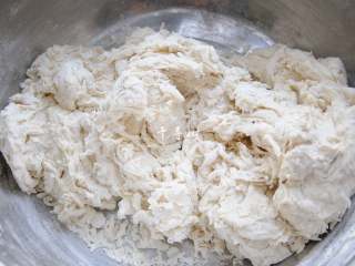 3、老字号甜咸味椒盐油酥金丝饼,先用筷子把面粉搅拌成大片絮状,再用手和面。