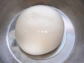 4、老字号甜咸味椒盐油酥金丝饼,揉成表面光滑的面团,保鲜膜包裹起来醒发30分钟。利用面团醒发的空档,做油酥和糖浆。