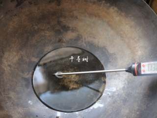 6、老字号甜咸味椒盐油酥金丝饼,油烧热至130度。