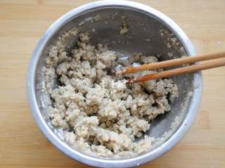 7、老字号甜咸味椒盐油酥金丝饼,对准花椒粉浇下去,目的就是为了激发出花椒的椒香味道,倒上油之后用筷子迅速搅拌。放盐调匀。