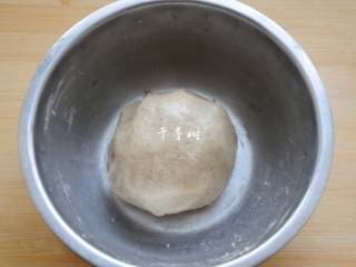 8、老字号甜咸味椒盐油酥金丝饼,油酥温度降下来后用手揉成团即可。