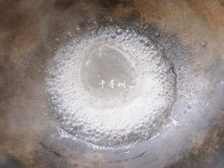 9、老字号甜咸味椒盐油酥金丝饼,糖浆所需材料放入锅内煮开即可。