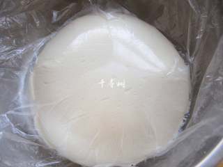 10、老字号甜咸味椒盐油酥金丝饼,半小时后面团已经稍微有些发酵,取出拍打排气。