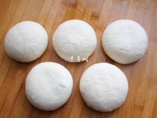 11、老字号甜咸味椒盐油酥金丝饼,面团包裹上油酥,捏紧收口处。