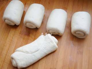 13、老字号甜咸味椒盐油酥金丝饼,把上一步的面卷收口朝上再次擀开,从一头卷起,这次擀卷完成后最好能够醒10分钟,这样有助于下一步的擀开不会回缩。