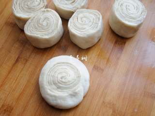 15、老字号甜咸味椒盐油酥金丝饼,用手压扁后用擀面杖从中间向两端擀开。