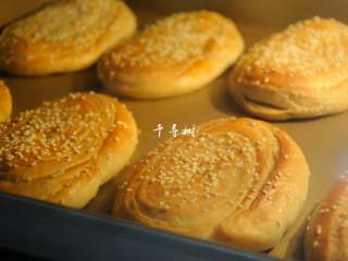 18、老字号甜咸味椒盐油酥金丝饼,待烧饼均匀上色后即可取出。