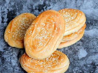 19、老字号甜咸味椒盐油酥金丝饼,色泽金黄,层层叠叠,丝丝缕缕犹如金丝缠绕。喜欢吃厚点软点的就擀的稍微厚点。