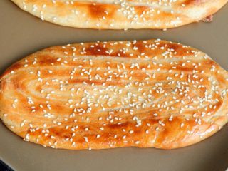 20、老字号甜咸味椒盐油酥金丝饼,喜欢吃薄脆的就擀开成大薄片。