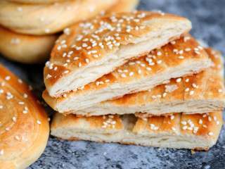 21、老字号甜咸味椒盐油酥金丝饼,无论是哪种擀法,内部都是层次分明,甜甜咸咸非常可口,椒盐的香味直往鼻孔里钻。是不是特别的漂亮?快做给家人吃吧,一定会让你收获满满的赞。