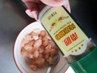 1、砂锅香菇鸡丁粥,少许胡椒粉