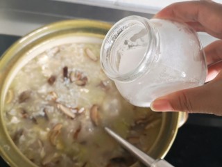 3、砂锅香菇鸡丁粥,关火、撒盐