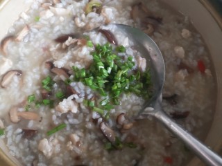 4、砂锅香菇鸡丁粥,撒上葱花
