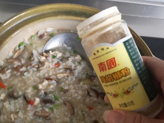 5、砂锅香菇鸡丁粥,最后再撒点胡椒粉