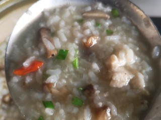 6、砂锅香菇鸡丁粥,哇……看上去好好吃的样子啊????