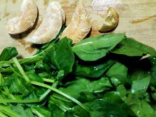 1、薏米鸡丝菠菜粥,选择春季的小菠菜一把，鸡小胸3块。