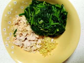 2、薏米鸡丝菠菜粥,菠菜焯水，鸡小胸煮熟切碎，姜切末。