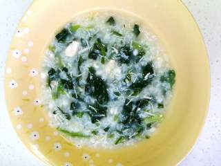 4、薏米鸡丝菠菜粥,电饭锅煮粥档位，先把鸡胸姜末加入和米熬熟，加鸡粉盐调味，加菠菜再熬一会儿，出锅。