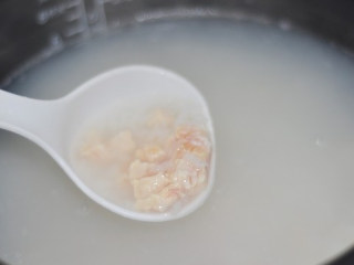 4、三色鸡肉粥,粥煮到剩下30-40分钟的时候,加入鸡胸肉小丁