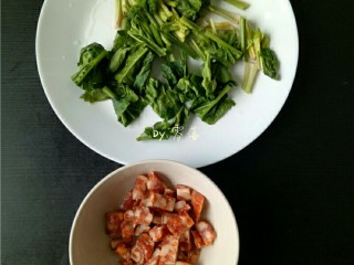 2、香锅炒面,腊肠切丁；菠菜切段；
