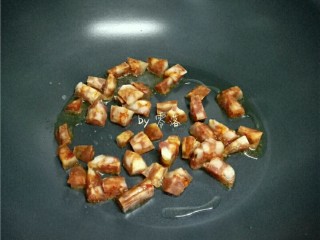 9、香锅炒面,放入腊肠翻炒；