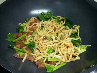 12、香锅炒面,继续拨炒，放入菠菜炒匀；