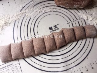8、黑全麦小刀切馒头,然后切成大小合适的剂子。