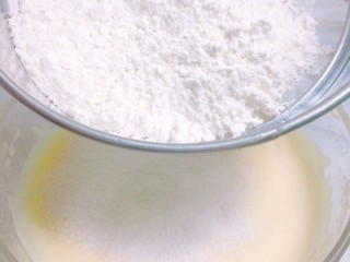 3、宝宝版马卡龙,3.过筛低筋粉慢慢加入到打发好的蛋液中。